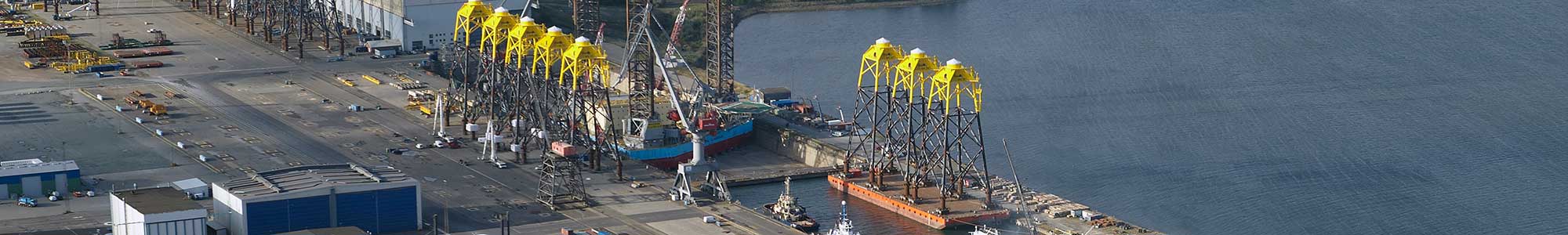 Offshorekonstruktioner og kraner på værftet illustrerer levetidsforlængende arbejde.